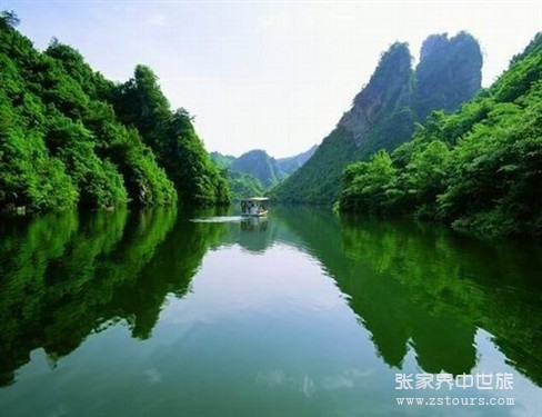 宝峰湖山水一色