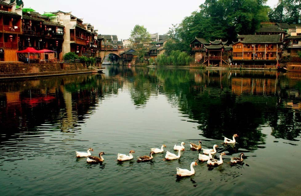 张家界、凤凰古城被外媒评为中国最美的20个景点之一