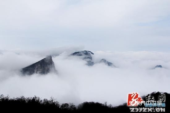 天门四月天 春雪云海齐露脸