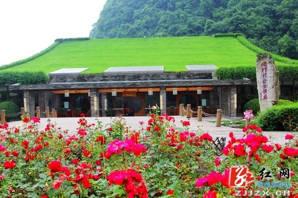 中国旅游日：张家界黄龙洞广场“花花世界”喜迎游人（组图）