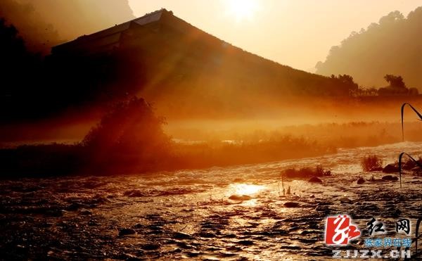 雨后早晨张家界黄龙洞水车群显15分钟悬浮奇观