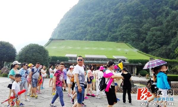 武陵源旅游一路飘红  前7个月进山游客突破200万人